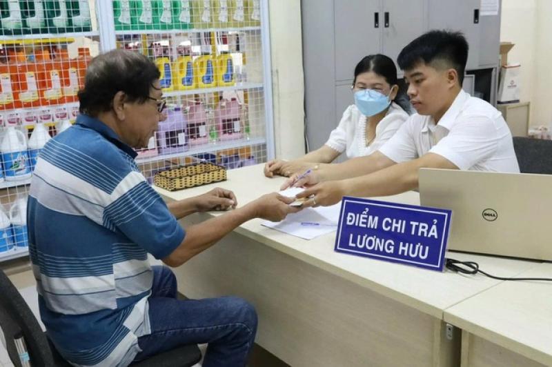 Từ tháng 8, người nhận lương hưu ở TP.HCM mang CCCD để mở tài khoản ngân hàng - Ảnh 1.
