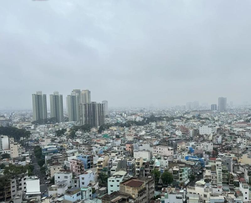 Sáng nay trời TP.HCM như Đà Lạt, sương mù hay ô nhiễm không khí? - Ảnh 1.