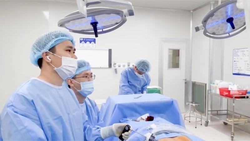 Bước tiến mới trong phẫu thuật tuyến giáp không để lại sẹo- Ảnh 2. Bước tiến mới trong phẫu thuật tuyến giáp không để lại sẹo- Ảnh 2.