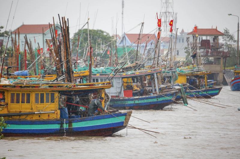 Hàng trăm tàu cá neo đậu về bờ biển Ninh Bình tránh bão số 3 (Wipha) - Ảnh 2.