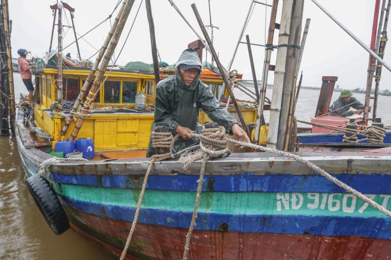 Hàng trăm tàu cá neo đậu về bờ biển Ninh Bình tránh bão số 3 (Wipha) - Ảnh 1.