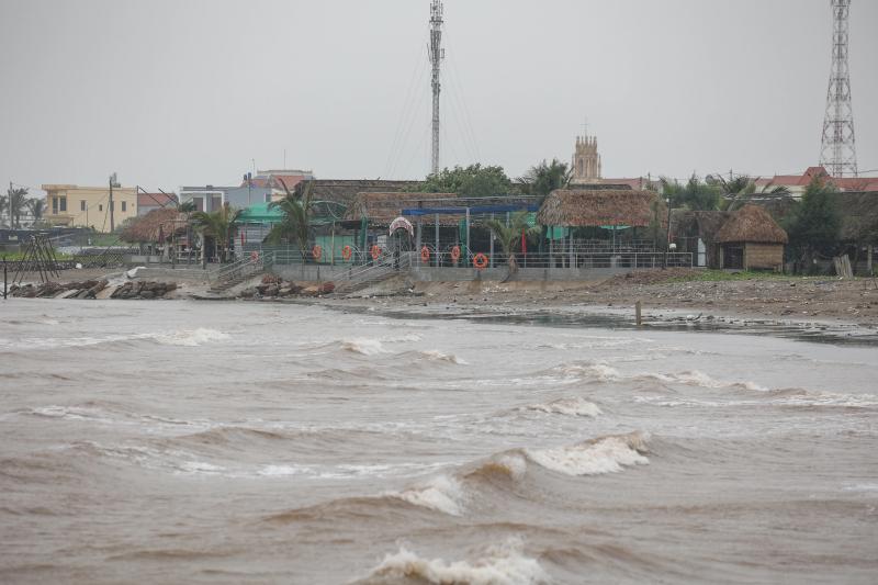 Hàng trăm tàu cá neo đậu về bờ biển Ninh Bình tránh bão số 3 (Wipha) - Ảnh 6.