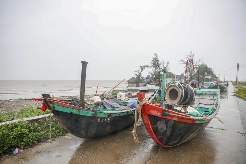 Hàng trăm tàu cá neo đậu về bờ biển Ninh Bình tránh bão số 3 (Wipha) - Ảnh 4.