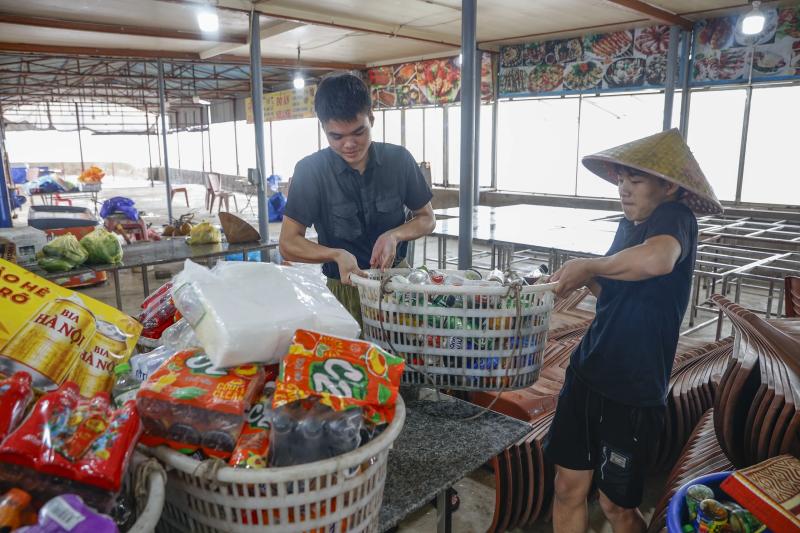 Hàng trăm tàu cá neo đậu về bờ biển Ninh Bình tránh bão số 3 (Wipha) - Ảnh 9.