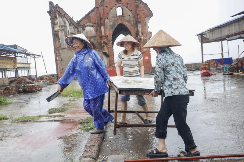 Hàng trăm tàu cá neo đậu về bờ biển Ninh Bình tránh bão số 3 (Wipha) - Ảnh 8.