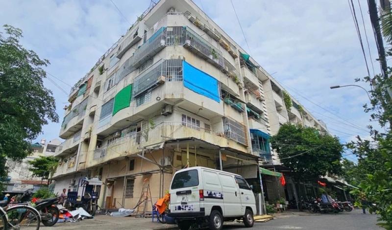 Tháo dỡ 'chuồng cọp' tại cư xá Độc Lập sau vụ cháy khiến 8 người tử vong- Ảnh 1. Tháo dỡ 'chuồng cọp' tại cư xá Độc Lập sau vụ cháy khiến 8 người tử vong- Ảnh 1.