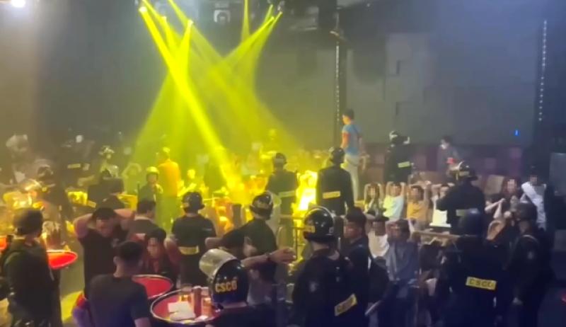 Hàng trăm cảnh sát đột kích 3 quán bar, phát hiện 186 người dương tính ma túy - Ảnh 1.