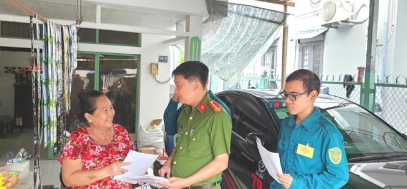 Người dân háo hức được tuyên truyền kiến thức về phòng cháy, chữa cháy - Ảnh 1.