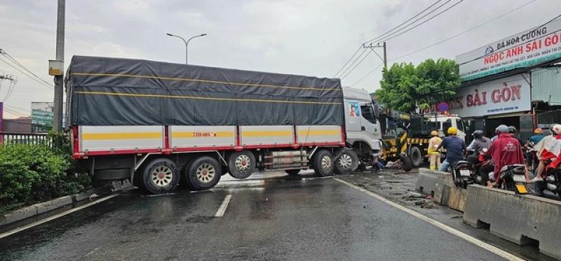 Đường về miền Tây 'tê liệt' vì xe tải tông dải phân cách- Ảnh 1. Đường về miền Tây 'tê liệt' vì xe tải tông dải phân cách- Ảnh 1.