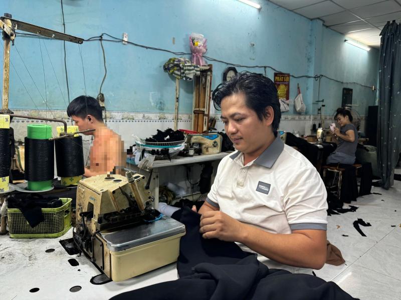 Lao động trên 35 tuổi tìm việc: Vì sao rời nhà máy may, về nhà trọ làm xuyên đêm? - Ảnh 1. Lao động trên 35 tuổi tìm việc: Vì sao rời nhà máy may, về nhà trọ làm xuyên đêm? - Ảnh 1.