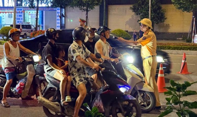 Bắc Ninh: Đêm đầu ra quân chống đua xe, xử phạt hơn 140 thanh thiếu niên - Ảnh 1.