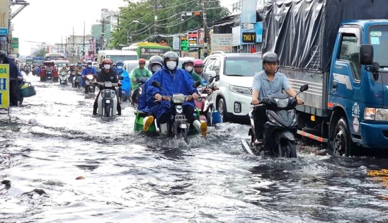 Mưa lớn, đường ngập nước sâu, người dân bị cuốn trôi tài sản- Ảnh 1. Mưa lớn, đường ngập nước sâu, người dân bị cuốn trôi tài sản- Ảnh 1.