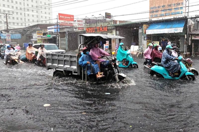 Mưa lớn, đường ngập nước sâu, người dân bị cuốn trôi tài sản- Ảnh 2. Mưa lớn, đường ngập nước sâu, người dân bị cuốn trôi tài sản- Ảnh 2.