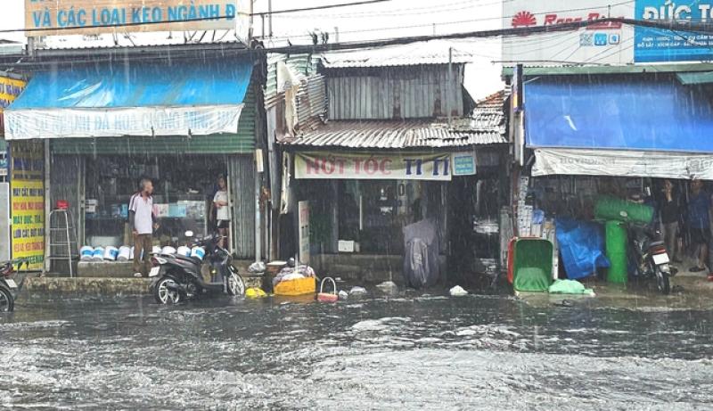 Mưa lớn, đường ngập nước sâu, người dân bị cuốn trôi tài sản- Ảnh 7. Mưa lớn, đường ngập nước sâu, người dân bị cuốn trôi tài sản- Ảnh 7.