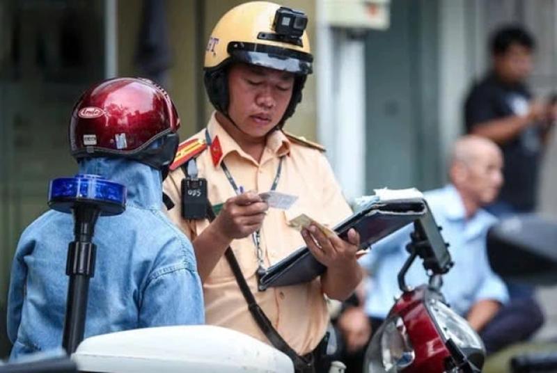 Không có bằng lái xe, tại sao người đi xe SH bị phạt nặng hơn xe Wave?- Ảnh 2. Không có bằng lái xe, tại sao người đi xe SH bị phạt nặng hơn xe Wave?- Ảnh 2.