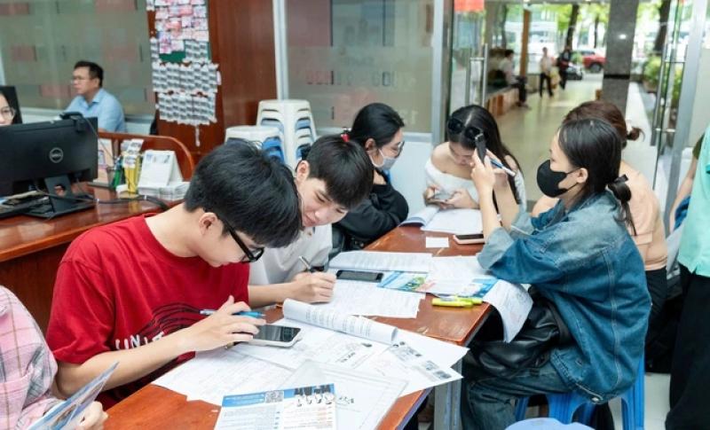Tuyển sinh ĐH 2025: Điểm sàn giảm, điểm chuẩn có giảm? - Ảnh 2.