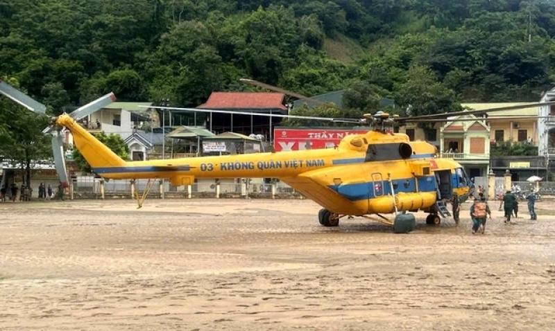 Quân đội đã vận chuyển 18 tấn hàng cứu trợ người dân vùng lũ Nghệ An - Ảnh 2.