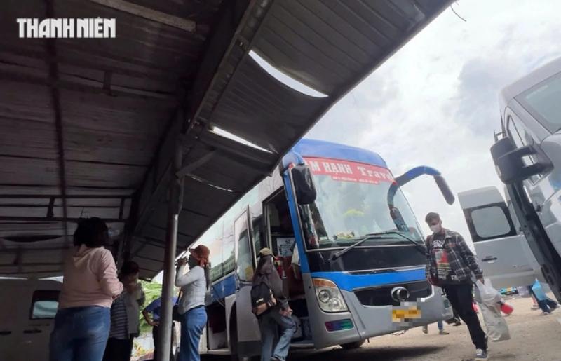 Tước phù hiệu nhiều xe khách chạy sai hành trình vào trung tâm TP.HCM- Ảnh 1.
