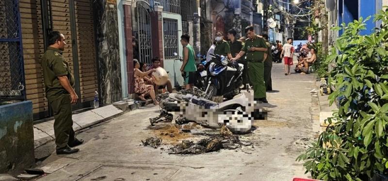 Cháy xe máy điện, người dân leo ban công qua nhà hàng xóm thoát thân - Ảnh 2.