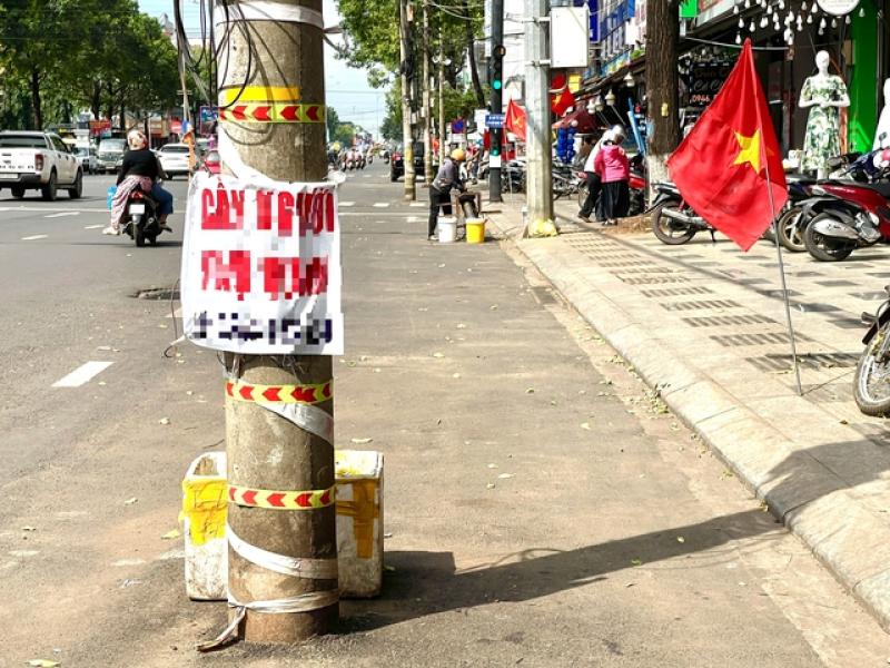 Hàng loạt trụ điện án ngữ dưới lòng đường- Ảnh 2. Hàng loạt trụ điện án ngữ dưới lòng đường- Ảnh 2.