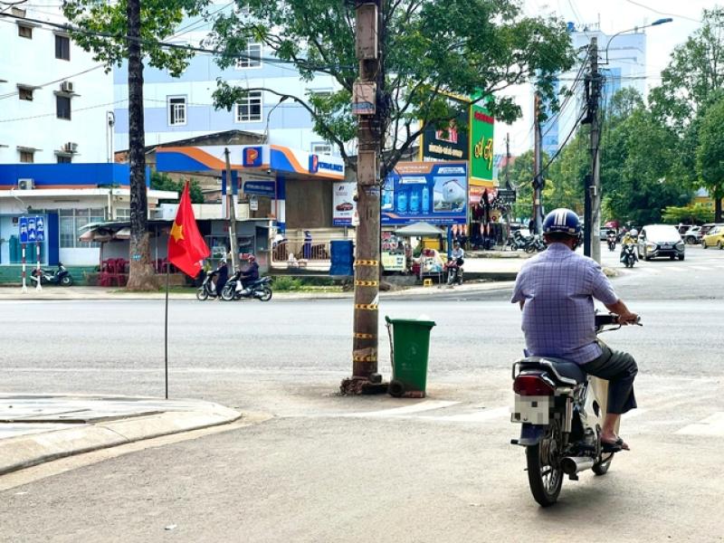 Hàng loạt trụ điện án ngữ dưới lòng đường- Ảnh 3. Hàng loạt trụ điện án ngữ dưới lòng đường- Ảnh 3.