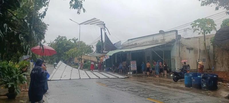 Đồng Nai: Hơn 26.000 khách hàng mất điện sau cơn mưa to kèm gió lớn- Ảnh 1. Đồng Nai: Hơn 26.000 khách hàng mất điện sau cơn mưa to kèm gió lớn- Ảnh 1.