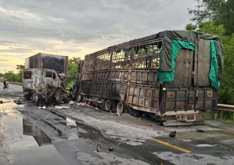 Quảng Trị: Tai nạn làm 2 ô tô bốc cháy dữ dội, 1 người tử vong- Ảnh 1.