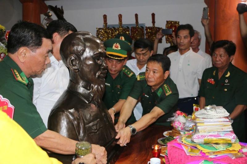 288 ngọn nến thắp giữa Trường Sơn, tưởng niệm những người 'chưa kịp trở về'- Ảnh 1.