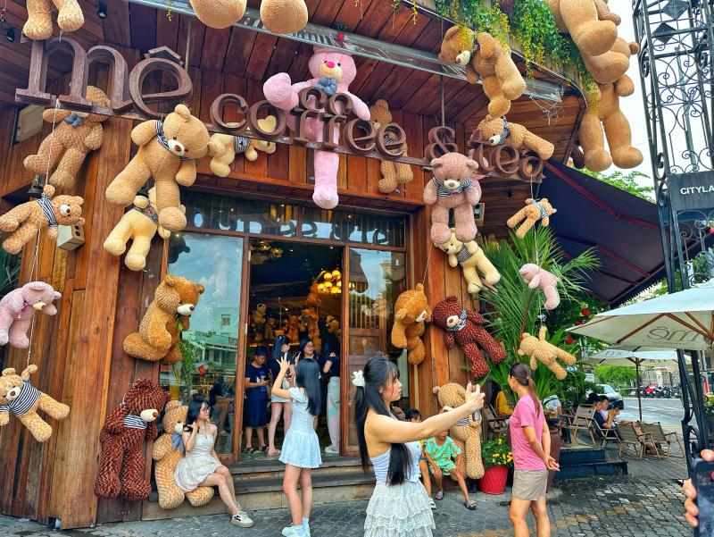 Gấu bông 'phủ hồng' quán cà phê gây bão mạng ở TP.HCM: Khách thích thú check-in - Ảnh 5.