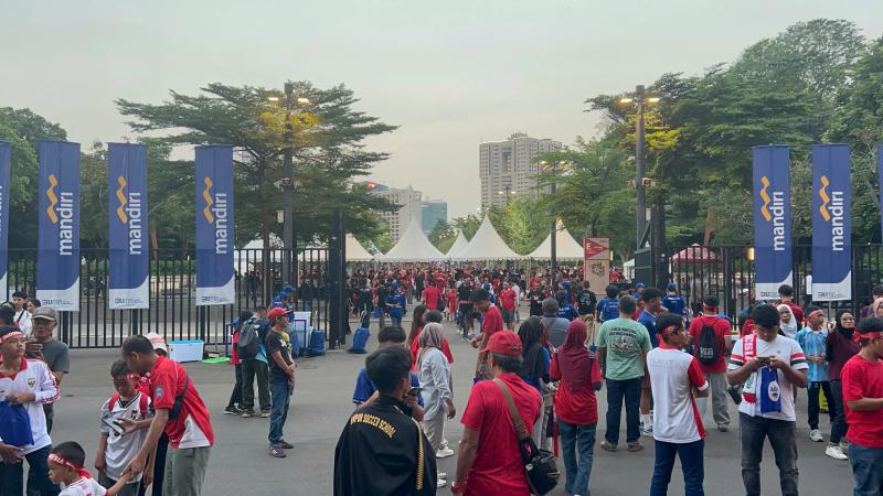 Chủ tịch VFF thúc giục tinh thần chiến đấu của U.23 Việt Nam, CĐV Indonesia phủ kín chảo lửa- Ảnh 1. Chủ tịch VFF thúc giục tinh thần chiến đấu của U.23 Việt Nam, CĐV Indonesia phủ kín chảo lửa- Ảnh 1.