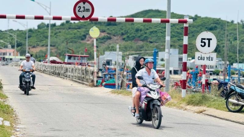 Quảng Ngãi: Cầu Thạnh Đức rệu rã, ngư dân vẫn liều neo tàu - Ảnh 2.