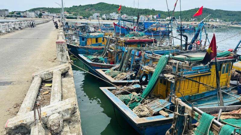 Quảng Ngãi: Cầu Thạnh Đức rệu rã, ngư dân vẫn liều neo tàu - Ảnh 1.