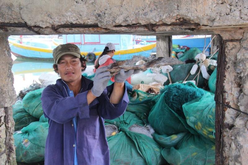 Quảng Ngãi: Cầu Thạnh Đức rệu rã, ngư dân vẫn liều neo tàu - Ảnh 5.
