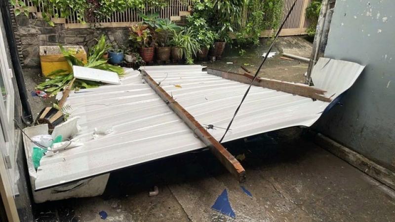 Xuất hiện lốc xoáy ở phường Bình Thạnh, 3 nhà dân bị thiệt hại- Ảnh 2. Xuất hiện lốc xoáy ở phường Bình Thạnh, 3 nhà dân bị thiệt hại- Ảnh 2.
