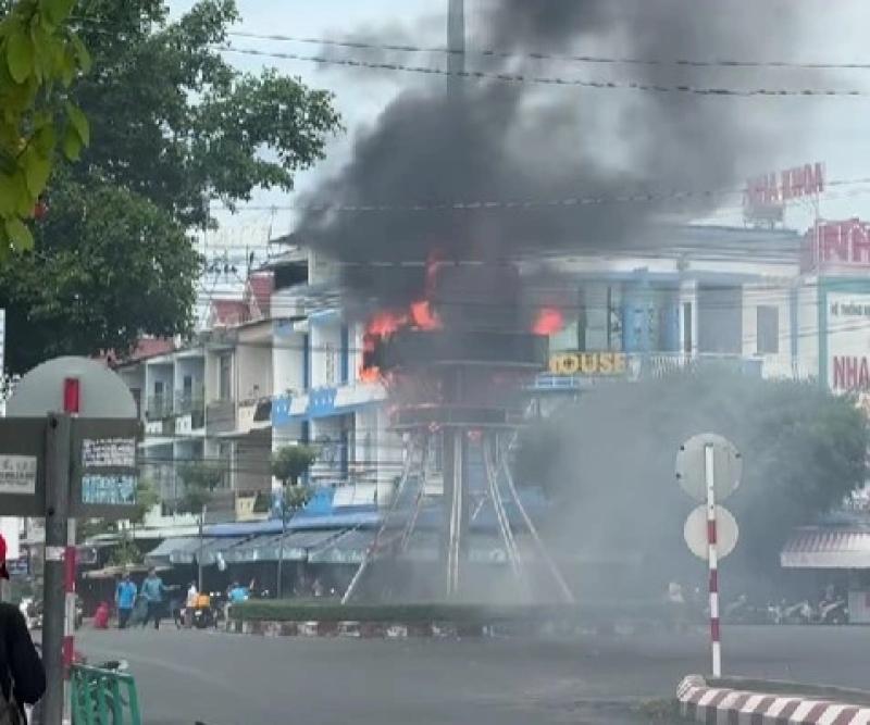 Đồng Tháp: Cháy hộp đèn giữa vòng xoay giao thông khiến nhiều người 'hú vía'- Ảnh 1. Đồng Tháp: Cháy hộp đèn giữa vòng xoay giao thông khiến nhiều người 'hú vía'- Ảnh 1.