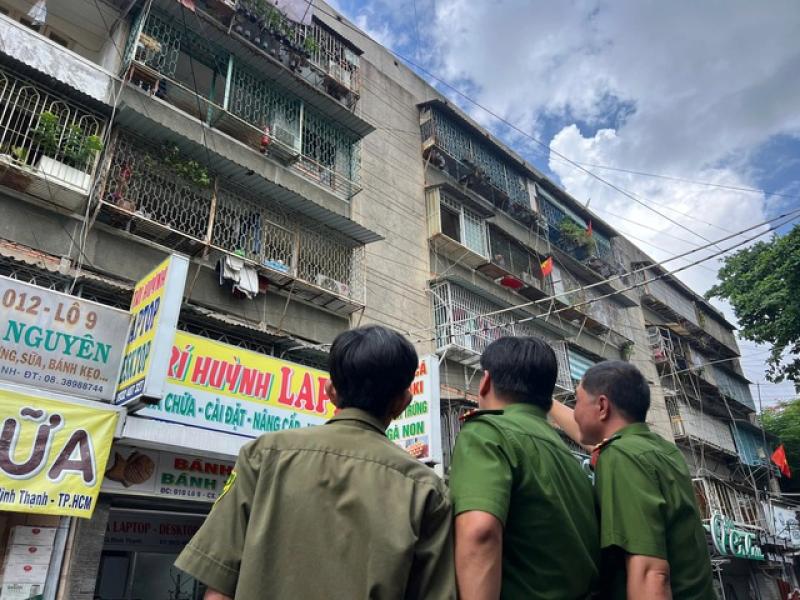 Gần 100.000 nhà trọ, căn hộ nguy cơ cháy nổ cao ở TP.HCM sau sáp nhập - Ảnh 1.