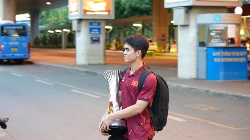 Quốc Việt rủ Đình Bắc, Văn Khang,... nhảy TikTok theo trend cực hài hước ở sân bay - Ảnh 4. Quốc Việt rủ Đình Bắc, Văn Khang,... nhảy TikTok theo trend cực hài hước ở sân bay - Ảnh 4.