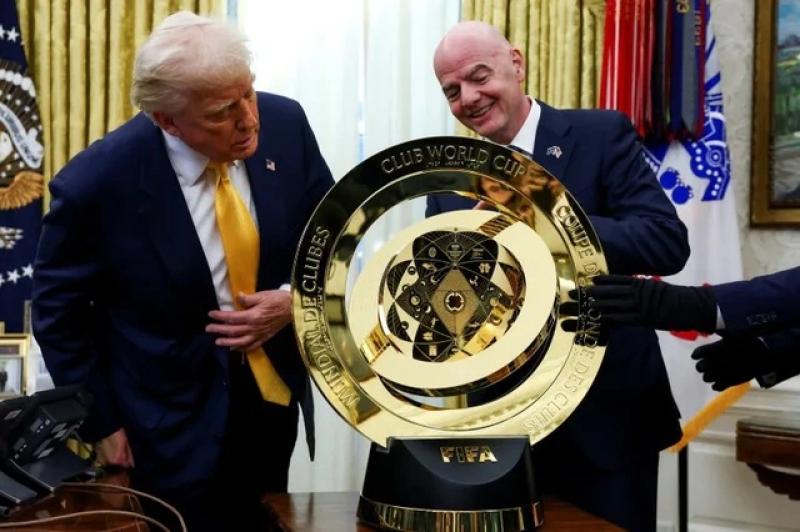 ‘Độc lạ’ Club World Cup: Tổng thống Trump giữ cúp xịn, đội vô địch Chelsea chỉ nhận bản sao- Ảnh 1. ‘Độc lạ’ Club World Cup: Tổng thống Trump giữ cúp xịn, đội vô địch Chelsea chỉ nhận bản sao- Ảnh 1.