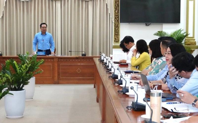 Phó chủ tịch phường Sài Gòn ngồi 2 giờ ký 1.000 bản sao y giấy tờ- Ảnh 2. Phó chủ tịch phường Sài Gòn ngồi 2 giờ ký 1.000 bản sao y giấy tờ- Ảnh 2.