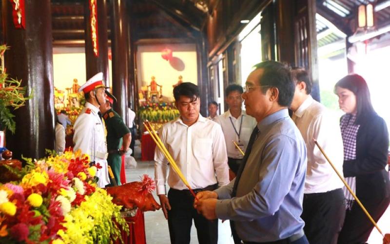 Lãnh đạo TP.HCM dâng hương tưởng nhớ anh hùng, liệt sĩ tại đặc khu Côn Đảo- Ảnh 3. Lãnh đạo TP.HCM dâng hương tưởng nhớ anh hùng, liệt sĩ tại đặc khu Côn Đảo- Ảnh 3.