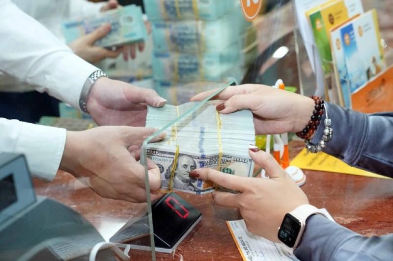 Giá USD hôm nay 18.7.2025: Tỷ giá trung tâm lên mức cao kỷ lục - Ảnh 1.