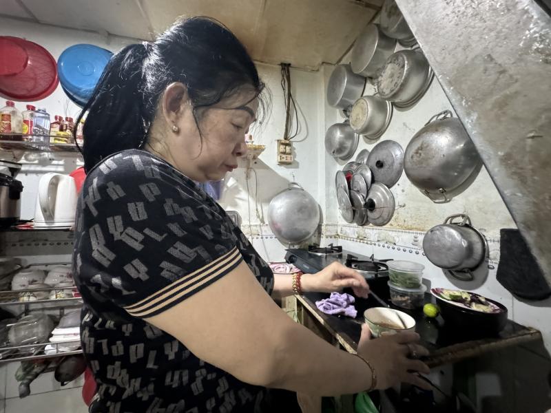 Lao động trên 35 tuổi tìm việc: Vì sao rời nhà máy may, về nhà trọ làm xuyên đêm? - Ảnh 4. Lao động trên 35 tuổi tìm việc: Vì sao rời nhà máy may, về nhà trọ làm xuyên đêm? - Ảnh 4.