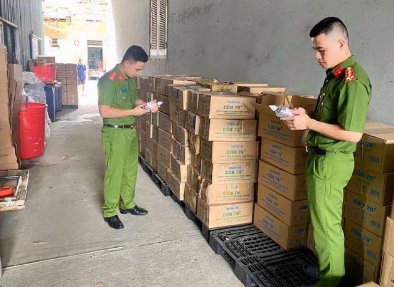 Triệt phá 2 đường dây sản xuất cồn y tế giả quy mô lớn - Ảnh 1.