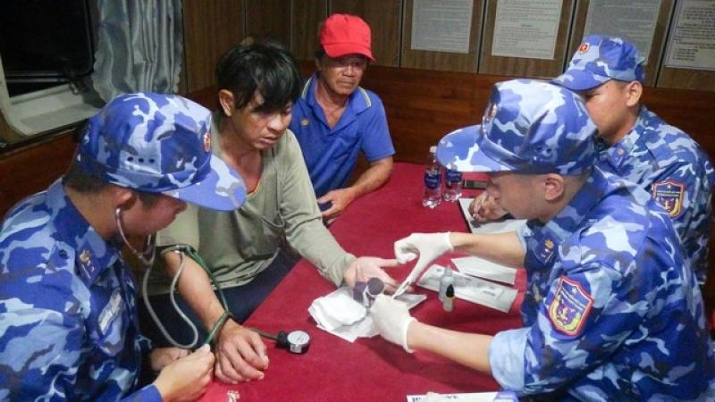 Cảnh sát biển cấp cứu kịp thời ngư dân bị tai nạn lao động trên biển - Ảnh 1.