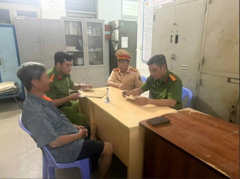 CSGT mời làm việc người phun chữ 'bắn tốc độ' cảnh báo cho người đi đường - Ảnh 2.