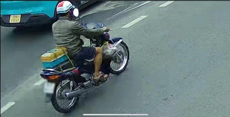 CSGT mời làm việc người phun chữ 'bắn tốc độ' cảnh báo cho người đi đường - Ảnh 1.