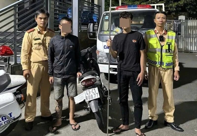 Hai thanh niên mang hung khí bị CSGT Đà Nẵng truy bắt trong đêm - Ảnh 1. Hai thanh niên mang hung khí bị CSGT Đà Nẵng truy bắt trong đêm - Ảnh 1.