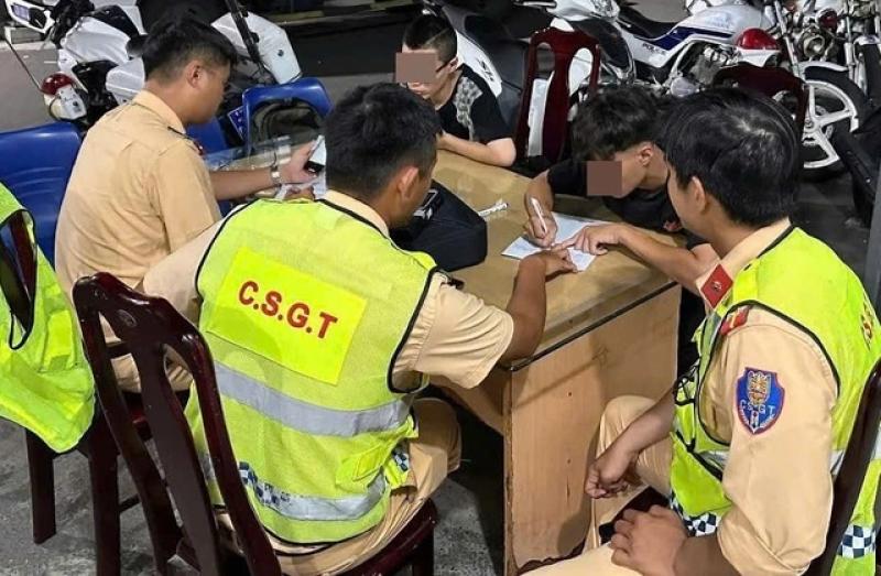 Hai thanh niên mang hung khí bị CSGT Đà Nẵng truy bắt trong đêm - Ảnh 2. Hai thanh niên mang hung khí bị CSGT Đà Nẵng truy bắt trong đêm - Ảnh 2.