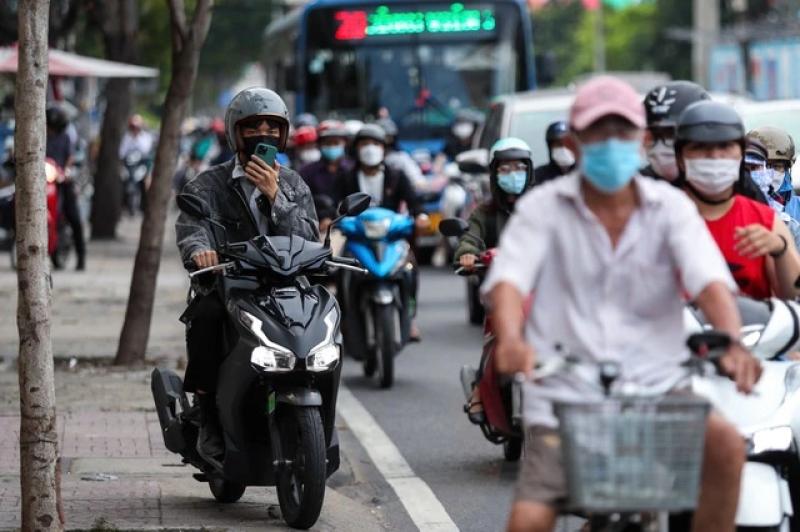 - Ảnh 3. Cùng đeo tai nghe khi lái xe, người bị phạt, người… không sao: CSGT nói lý do - Ảnh 3.