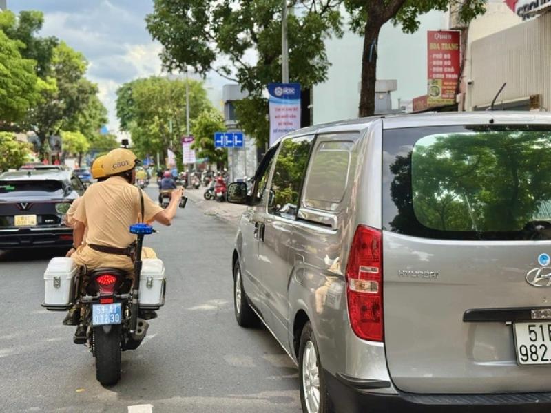Đỗ xe nơi cấm đỗ theo lời bảo vệ bị CSGT phạt: Ai chịu?- Ảnh 1. Đỗ xe nơi cấm đỗ theo lời bảo vệ bị CSGT phạt: Ai chịu?- Ảnh 1.